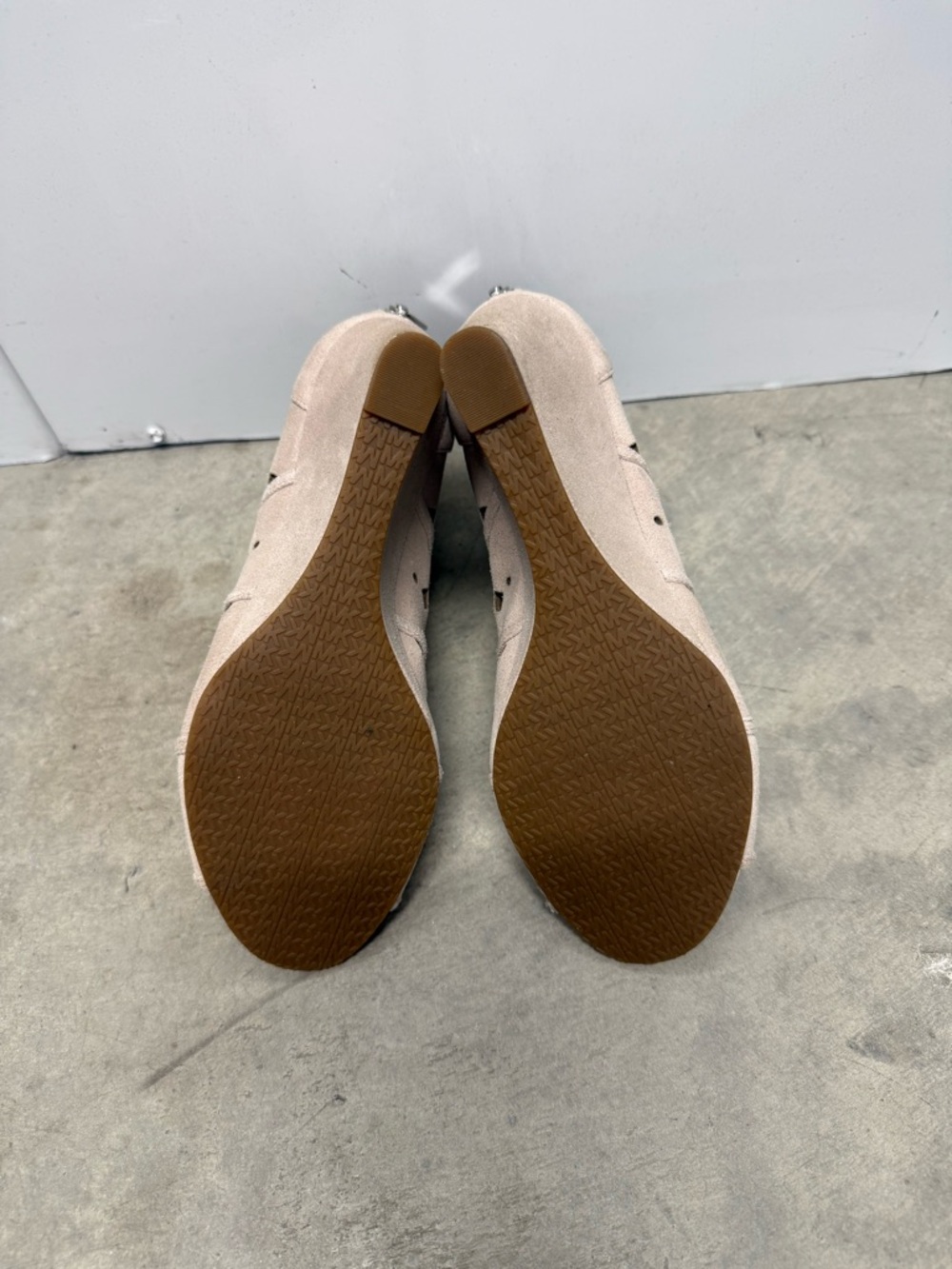 BRAND NEW MICHAEL KORS Women's Taupe Cutout Suede Peep-Toe Ankle Booties - Picture 6 of 8